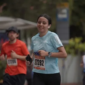 Atletas avanzan juntos por el recorrido de la carrera.