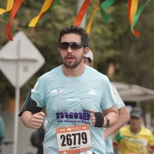 Participantes recorren el circuito de 21K en Bogotá.