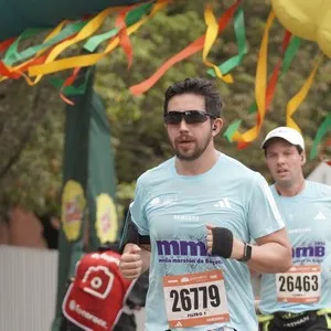 Corredores avanzan durante los 21K de la Media Maratón.