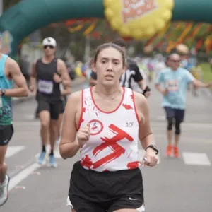 Atletas completan kilómetros de la carrera de 21K.