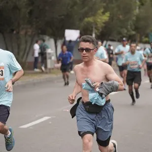 Corredoras recorren las calles de Bogotá durante los 21K.