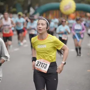 Runners participan en los 21 kilómetros de la competencia.
