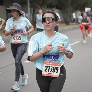 Participantes disfrutan el circuito de 21 kilómetros en Bogotá.