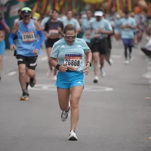 Atletas avanzan por el recorrido oficial de 21K.