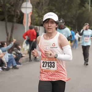 Corredores recorren Bogotá durante la carrera de 21 kilómetros.