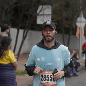 Corredoras completan kilómetros de los 21K en la capital.