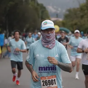 Participantes recorren el circuito de 10K en Bogotá.