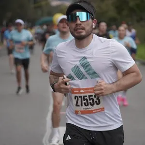 Corredores avanzan durante los 10K de la Media Maratón.