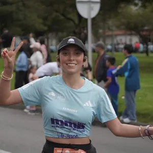 Corredoras recorren las calles de Bogotá durante los 10K.