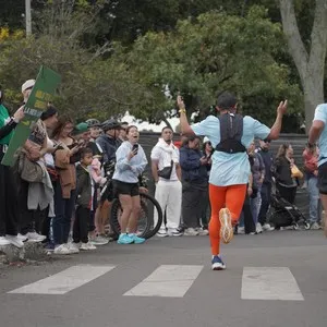 Runners participan en los 10 kilómetros de la competencia.