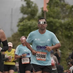 Atletas avanzan por el recorrido oficial de 10K.