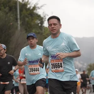 Corredores recorren Bogotá durante la carrera de 10 kilómetros.