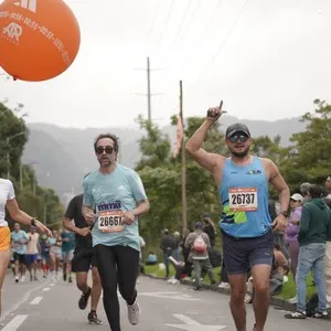 Corredoras completan kilómetros de los 10K en la capital.