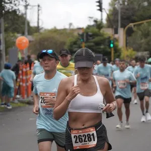Atletas esperan la salida de la Media Maratón de Bogotá.