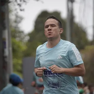 Corredoras toman posición en la salida de la competencia.