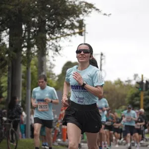 Runners esperan la señal para iniciar la carrera.