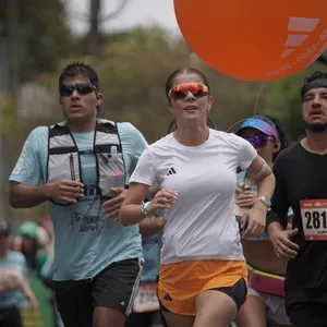Corredores avanzan hacia la meta durante la Media Maratón.