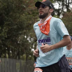 Atletas recorren los últimos kilómetros de la carrera.