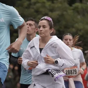 Participantes se acercan a la línea de llegada en Bogotá.