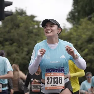 Participantes recorren los últimos metros de los 10K.