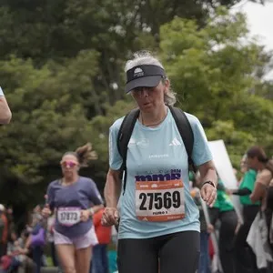 Atletas avanzan hacia la línea final de la carrera.