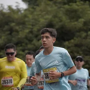 Corredores cruzan la meta de la Media Maratón de Bogotá.
