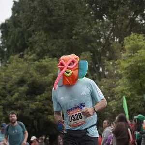 Participantes completan la carrera en la zona de llegada.