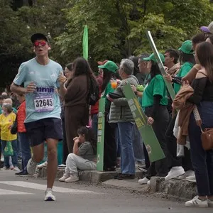 Grupo de corredores llega a la meta de la carrera.