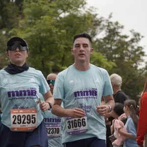 Atletas completan los 21K y celebran en Bogotá.
