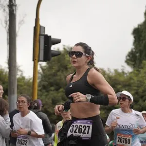 Corredoras terminan los 10K durante la jornada deportiva.