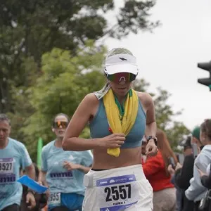 Atletas muestran alegría después de finalizar la Media Maratón.