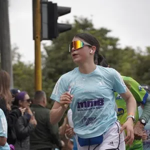 Corredoras celebran después de completar los 21K en Bogotá.