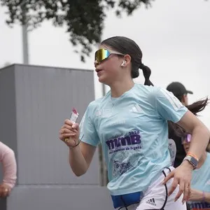 Runners comparten la alegría de terminar la carrera.