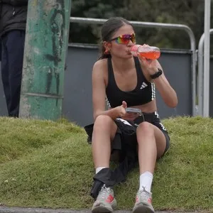 Atletas festejan su llegada después de recorrer Bogotá.