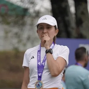 Corredores celebran el logro de completar la carrera.