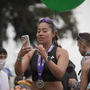 Runners celebran al completar los 10K de la carrera.