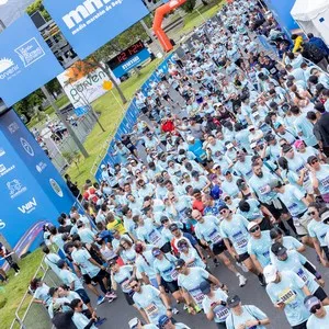 Corredores comparten la emoción de terminar la Media Maratón.