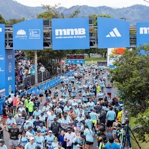 Atletas disfrutan el ambiente de la zona de llegada.