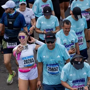 Corredoras celebran su participación en la carrera de Bogotá.