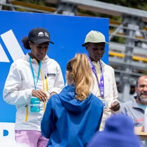 Grupo de corredores celebra el final de la Media Maratón de Bogotá.