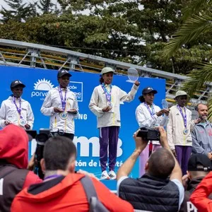 Runners festejan después de completar el recorrido en Bogotá.
